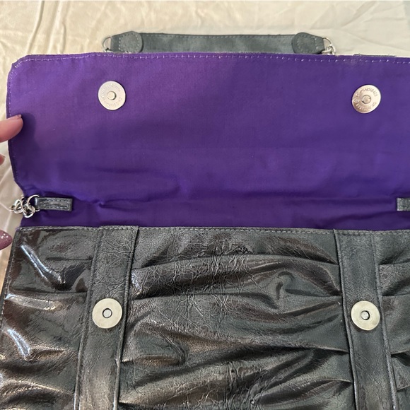 Daisy Fuentes gray/silver clutch handbag with strap - Picture 4 of 4